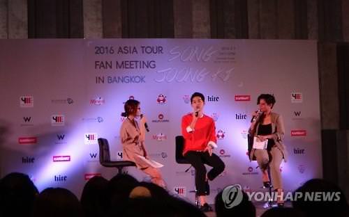 5月7日，韩星宋仲基在泰国曼谷举行粉丝见面会前，参加当地媒体相关活动。（韩联社）