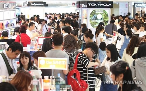 资料图片：在位于首尔小公洞的乐天免税店总店，中国顾客蜂拥而至。（韩联社）