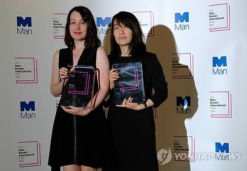 韩女小说家韩江（右）与该书英文译者黛博拉·史密斯