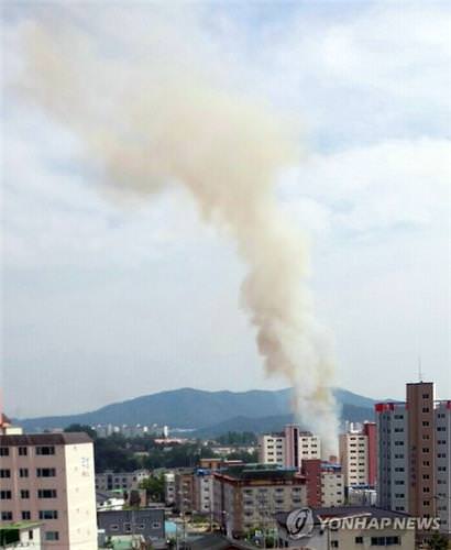 5月19日下午2时28分，位于庆尚北道漆谷郡倭馆邑的美军基地“卡罗尔营区”发生燃气爆炸事故。图为事故现场。