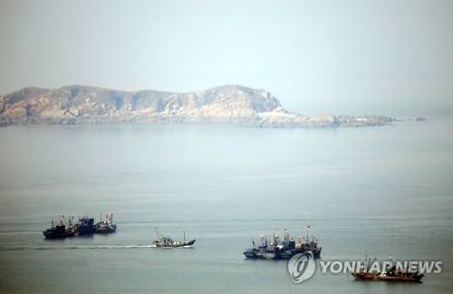 资料图片：中国渔船在延坪岛附近海域捕捞。
