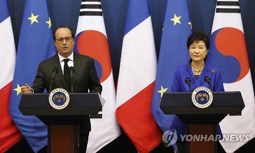 资料图片：法国总统奥朗德与韩国总统朴槿惠（韩联社）