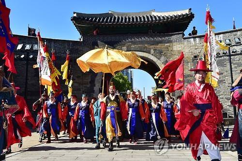 资料图片:重演正祖祭陵(韩联社)