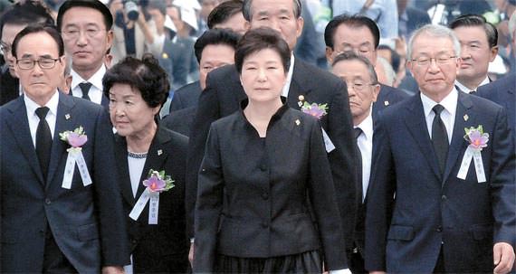 朴槿惠总统出席显忠日追悼仪式