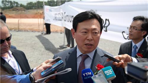 当地时间6月14日，乐天集团会长辛东彬在美国路易斯安那州莱克查尔斯接受媒体采访。（韩联社）