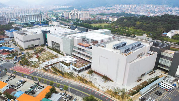 图为本月23日将在金海市外洞客运站盛大开业的新世界百货金海店全景。【照片来源：新世界百货】