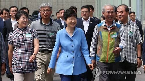 6月30日，在位于江原道洪川郡的环保节能小区，韩国总统朴槿惠（中）和当地居民们进行交流。