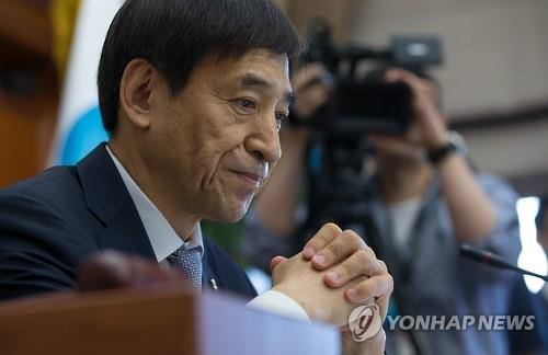 14日上午，在韩国央行召开的金融货币委员会全体会议上，行长李柱烈陷入沉思。