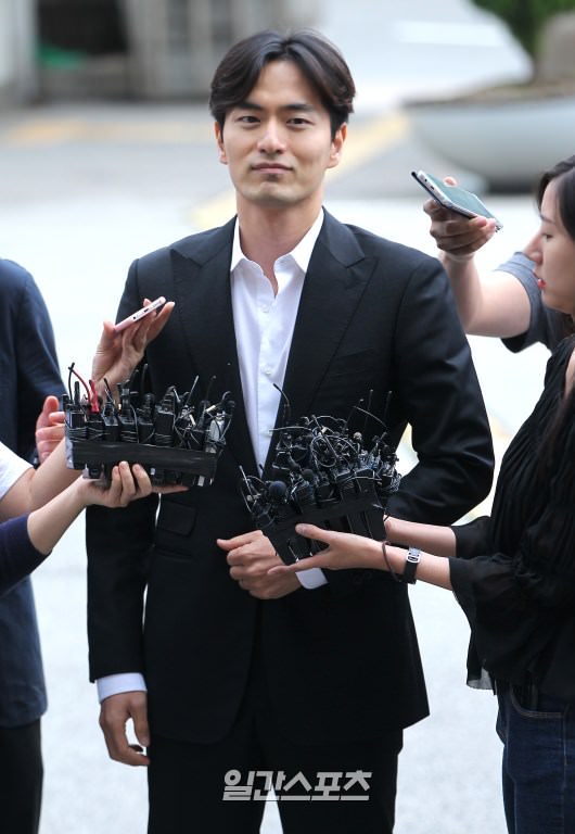 李阵郁摆脱性侵嫌疑，何时重启活动？