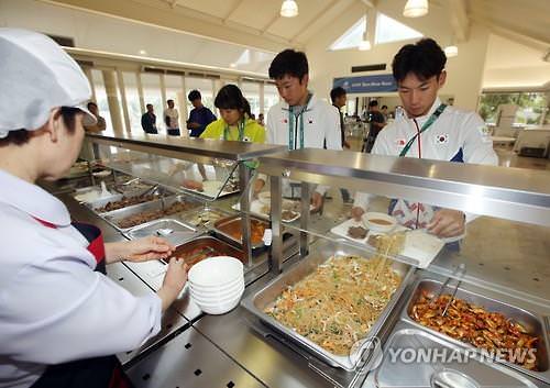 当地时间8月3日，在大韩体育会为韩国奥运代表团在里约搭建的综合性设施“韩国之家”，韩国运动员们正在自选菜肴。（韩联社）