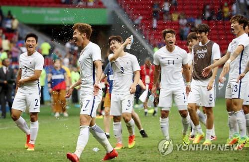 8月10日（当地时间），在2016里约奥运会男足小组赛C组第三轮比赛结束后，韩国男足互相洒水庆祝胜利。（韩联社）