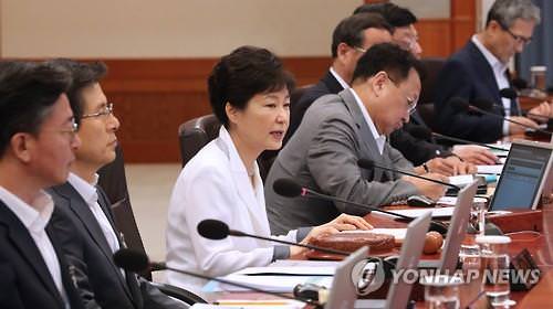 8月12日，朴槿惠（左三）主持国务会议。（韩联社）