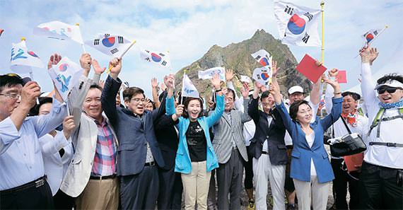 议员们举太极旗高呼“大韩民国万岁”