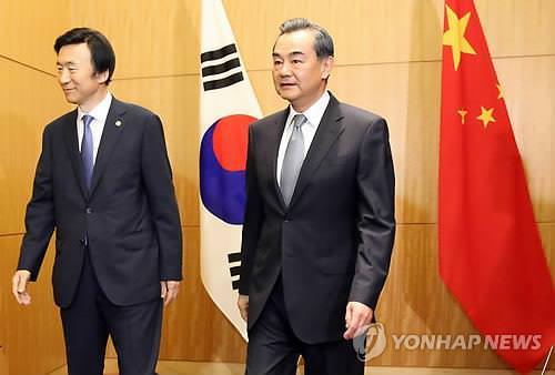 韩国外交部长官尹炳世（左）和中国外交部部长王毅（韩联社）