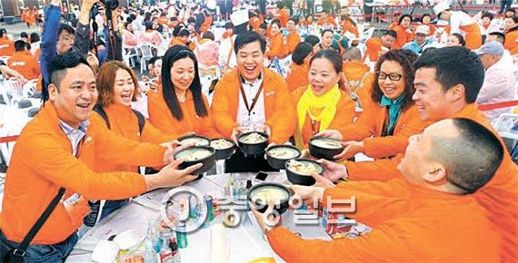 图为今年5月来韩的中国中脉科技发展有限公司全体员工正在首尔盘浦汉江公园举行参鸡汤派对。（图片来自中央Photo）