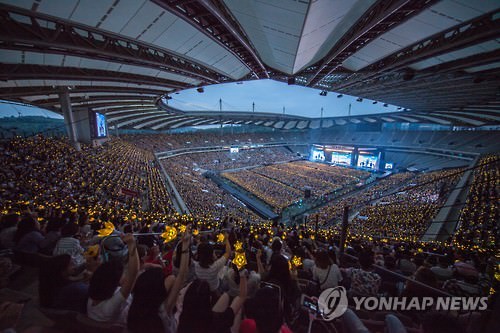 资料图片：BIGBANG8月在首尔世界杯体育场举办出道十周年演唱会。（韩联社）