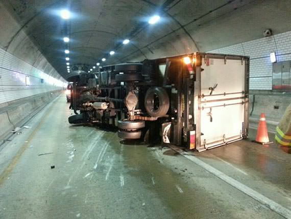 釜山高耐隧道15天发生三次翻车事故