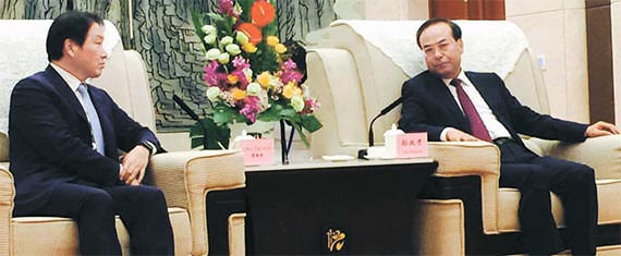 SK集团会长（左）崔泰源9月24日与重庆市委书记孙政才进行了会谈。（照片由SK提供）