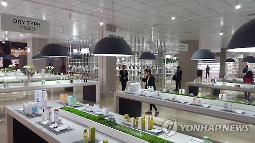 资料图片：在沪保税区免税店陈列的韩国化妆品（韩联社）