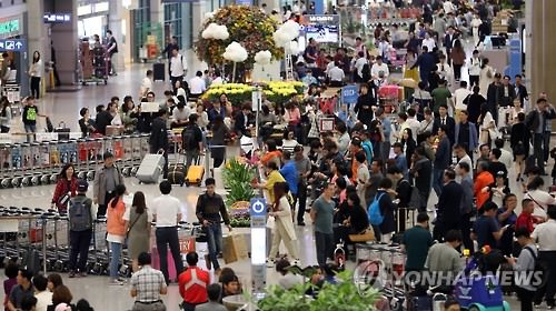 资料图片：仁川国际机场人头攒动。（韩联社）