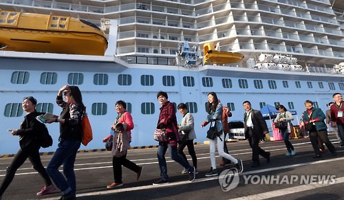 资料图片：中国游客乘坐邮轮抵达釜山港。图片摄于2016年4月30日。（韩联社）