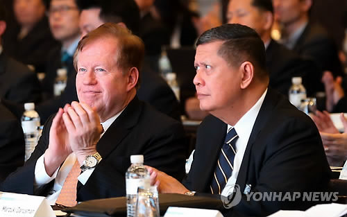 资料图片：2014年11月，在韩国首尔，罗伯特·金（左）出席第四届夏乐宫人权论坛。（韩联社）