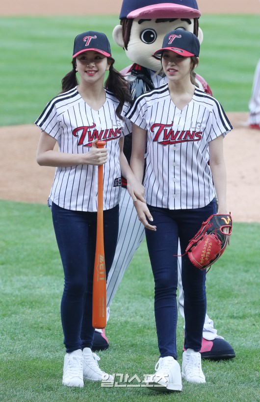 TWICE成员为棒球赛加油助威