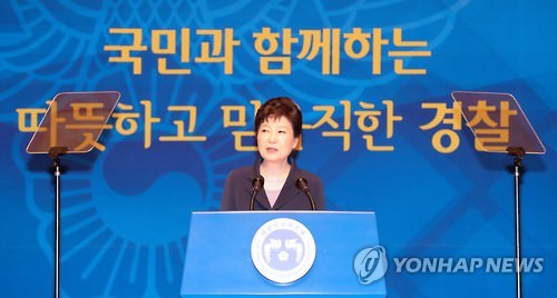10月21日，韩国总统朴槿惠出席“警察日”71周年纪念活动并致辞。（韩联社）