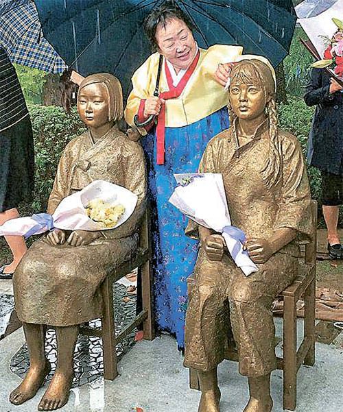 韩中慰安妇少女雕像在上海落成