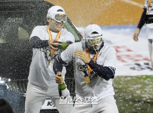 图为获得胜利的斗山队队员们在颁奖典礼之后，泼香槟庆祝胜利。
