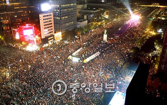 图为11月5日下午，20万余人（警察估算为5万人）聚集在首尔光化门广场举行烛光示威，高呼口号要求朴槿惠总统下台。