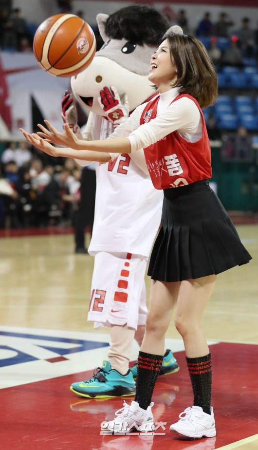 歌手heyne篮球试投成功