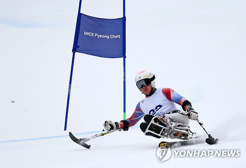资料图片：韩国高山滑雪选手在比赛中。（韩联社）