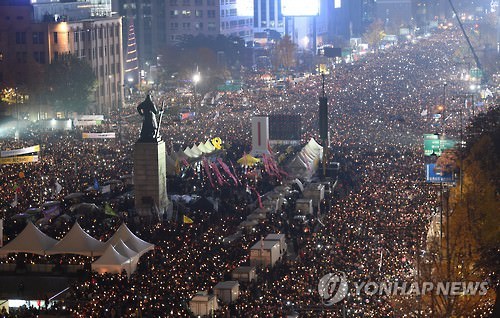 11月19日，在首尔光化门广场，韩国民众举行第四轮集会，要求朴槿惠下台。这是集会现场照。（韩联社）