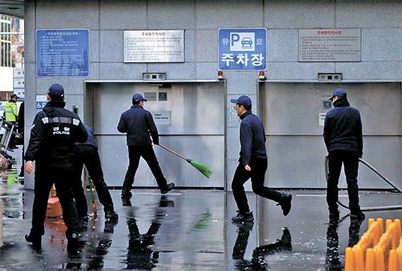 韩执政党党部被扔鸡蛋义务警察忙打扫