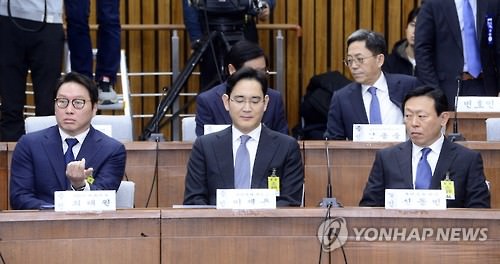 12月6日，在韩国国会，SK集团会长崔泰源、三星电子副会长李在镕和乐天集团会长辛东彬（左起）出席听证会。（韩联社）