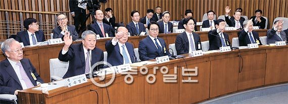 韩九大企业总裁出席听证会