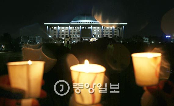 韩市民在国会前举行烛光集会