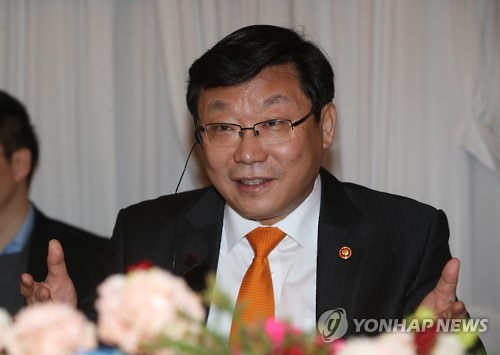 资料图片：韩国产业通商资源部长官周亨焕（韩联社）