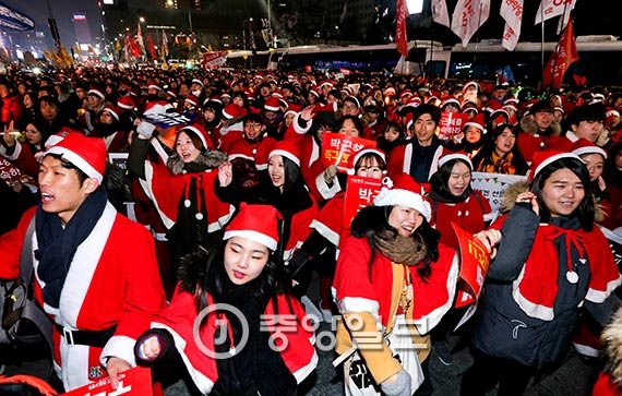 韩市民身穿圣诞服装参加烛光集会