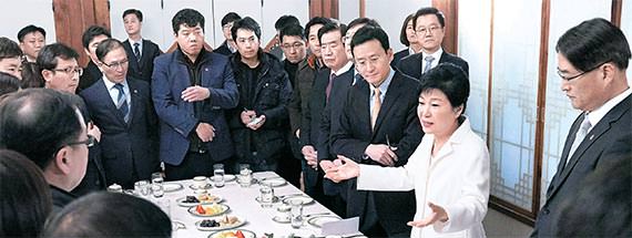 朴槿惠举行新年座谈会为自己进行辩解