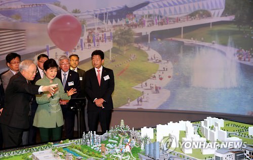 资料图片：2016年5月20日，朴槿惠出席“K-Culture Valley”开工仪式后，在宣传馆与CJ集团会长孙京植（左一）进行对话。（韩联社）