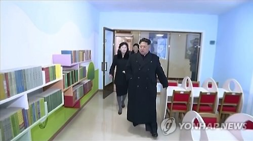 1月17日，朝鲜中央电视台播出的纪录电影出现金正恩走路不便的画面。图片仅限韩国国内使用，严禁转载复制。