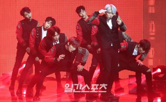 SF9举行专辑宣传活动