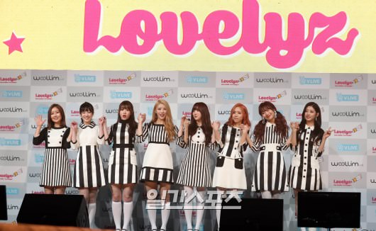 女团Lovelyz举行专辑宣传演出