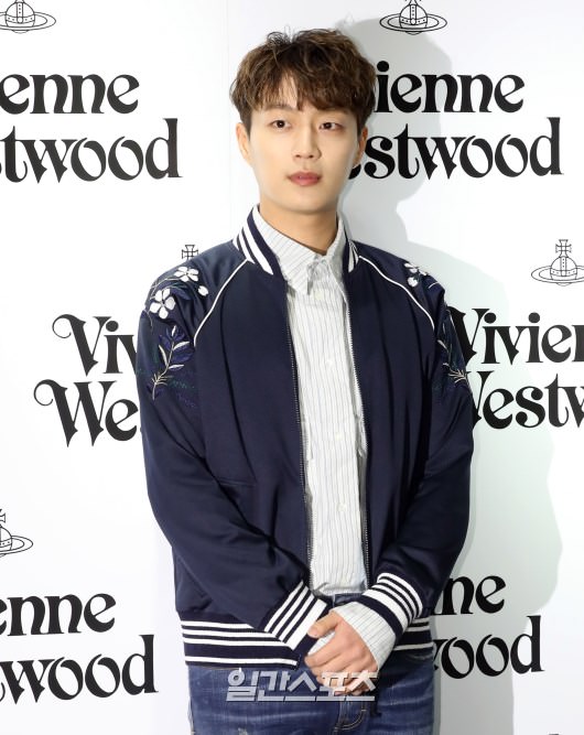 尹斗俊身着春装现身品牌活动