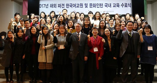 将被派往世界各地的世宗学堂韩语教师们结束培训后合影留念。