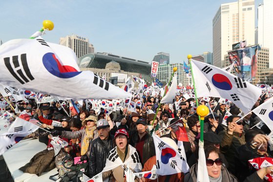 韩部分国民举行集会 反对弹劾总统判决
