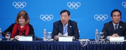 3月15日下午，在江原道平昌，第八次国际奥委会组委会记者会召开。图为平昌奥组委委员长李熙范（左二）答记者问。（韩联社）