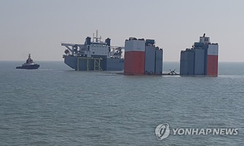 图为半潜船等打捞装备正在接受检查。（韩联社/韩国海水部提供）